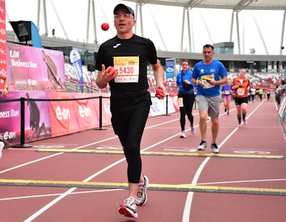 Running while juggling at E.ON Business Run in 2025.