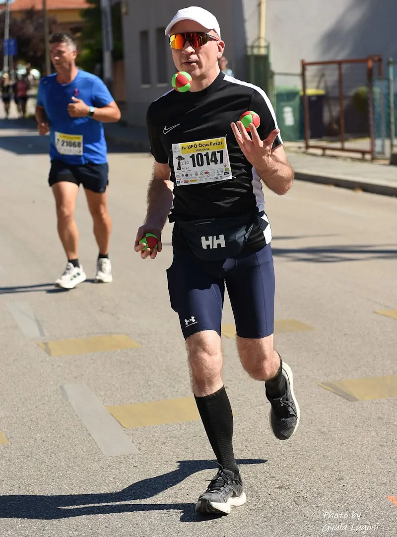 Futás közbeni zsonglőrködés az UFÓ Ócsa 2026-os 10,5 km-es távján aszfalton.