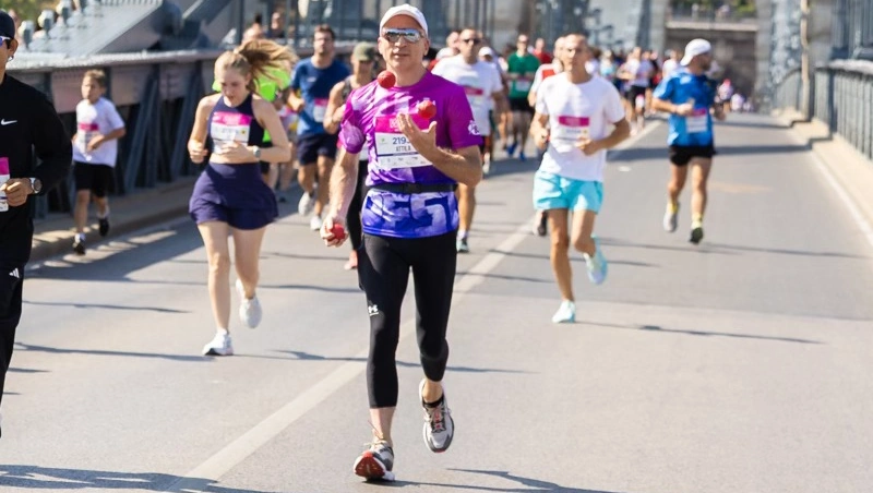 Futás közbeni zsonglőrködés a Wizz Air 2025-ös Szimpatika 10 km-es távján.
