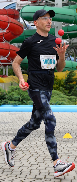 Running while juggling at Ceglédfürdő Futófesztivál in 2025.