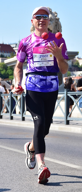 Running while juggling at Wizz Air Budapest Félmaraton in 2025.